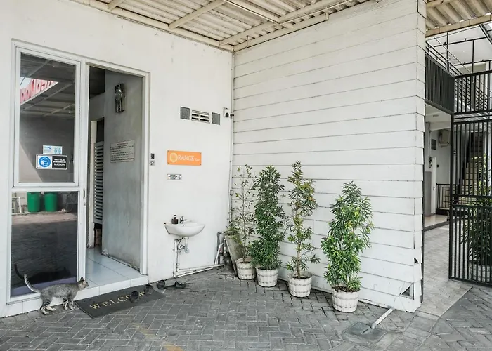 RedDoorz near Ciputra Golf Surabaya Hotel