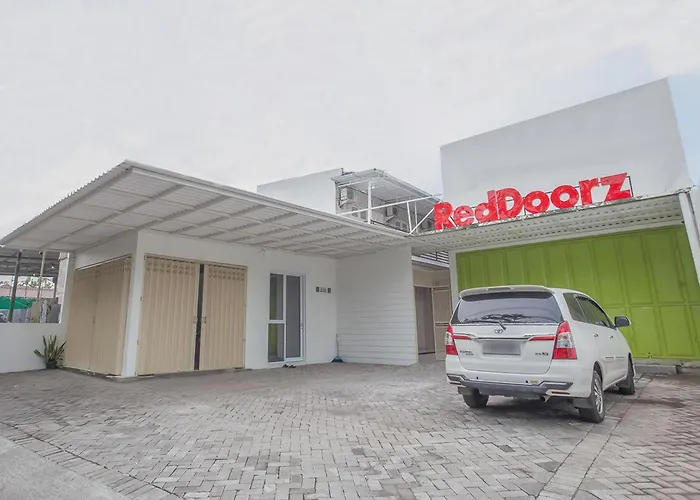 RedDoorz near Ciputra Golf Surabaya Hotel